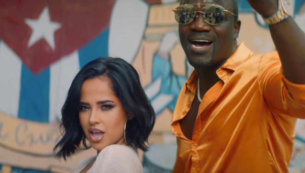 Akon y Becky G en el videoclip de 'Como no'