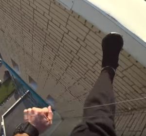 Momento en el que el freerider salva la vida gracias a los cables eléctricos Momento en el que el freerider salva la vida gracias a los cables eléctricos