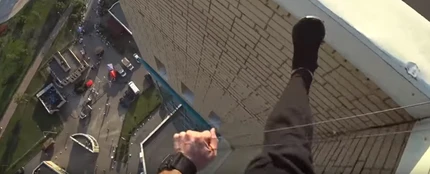Momento en el que el freerider salva la vida gracias a los cables eléctricos Momento en el que el freerider salva la vida gracias a los cables eléctricos