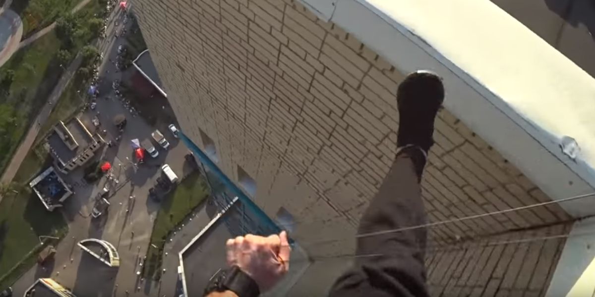 Momento en el que el freerider salva la vida gracias a los cables eléctricos