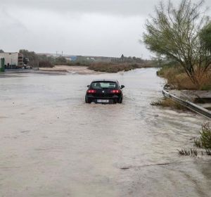 Un coche es arrastrado por una tromba de agua | Gota fría Un coche es arrastrado por una tromba de agua | Gota fría