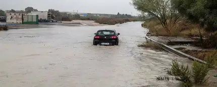 Un coche es arrastrado por una tromba de agua | Gota fría Un coche es arrastrado por una tromba de agua | Gota fría