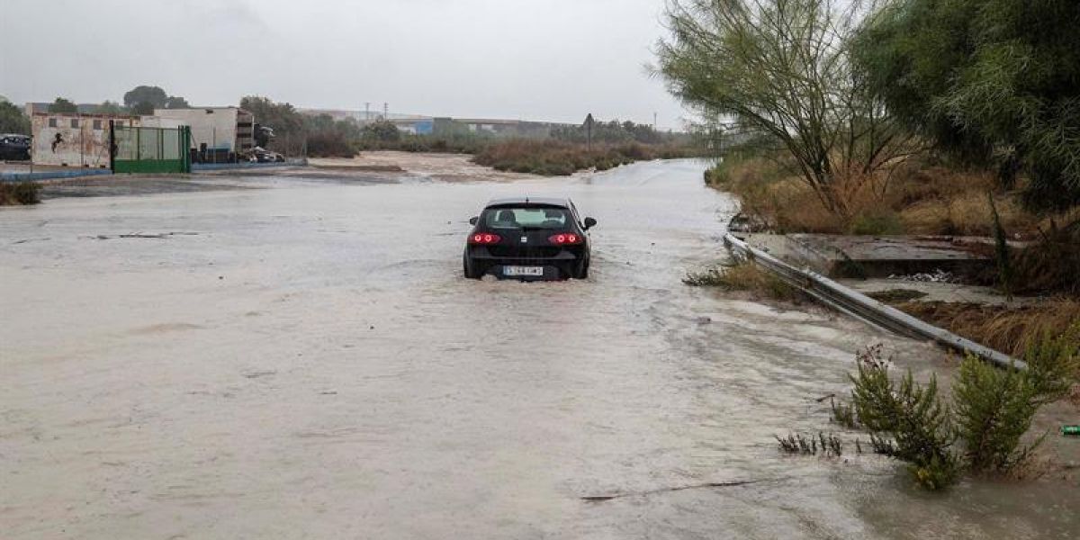 Un coche es arrastrado por una tromba de agua | Gota fría