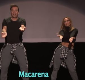Jennifer Lopez y Jimmy Fallon bailando La Macarena Jennifer Lopez y Jimmy Fallon bailando La Macarena