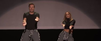 Jennifer Lopez y Jimmy Fallon bailando La Macarena