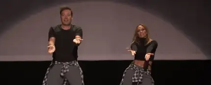 Jennifer Lopez y Jimmy Fallon bailando La Macarena Jennifer Lopez y Jimmy Fallon bailando La Macarena
