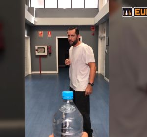 Dani Mateo se la juega al Bottle Cup Challenge Dani Mateo se la juega al Bottle Cup Challenge