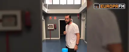 Dani Mateo se la juega al Bottle Cup Challenge Dani Mateo se la juega al Bottle Cup Challenge