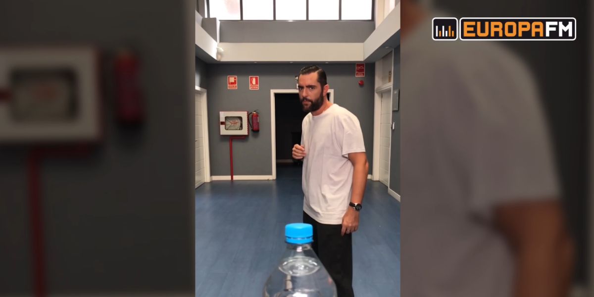 Dani Mateo se la juega al Bottle Cup Challenge