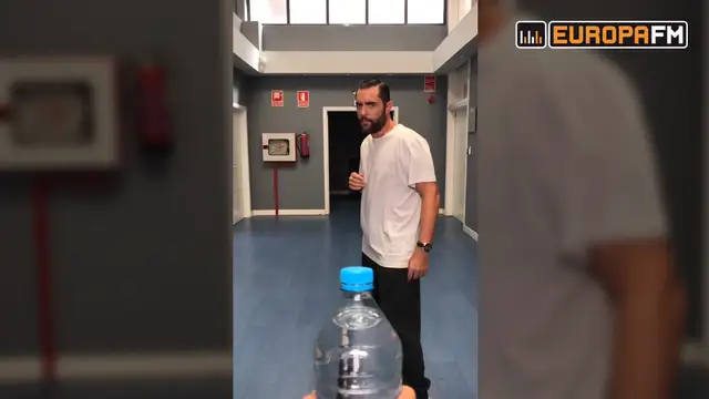 Dani Mateo se la juega al Bottle Cup Challenge