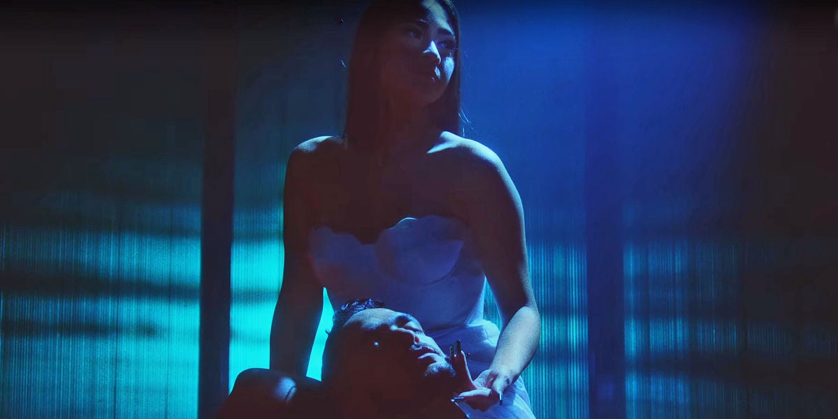 Paloma Mami y C. Tangana en el vídeo de 'No te debí besar'