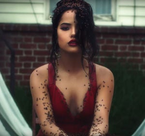Becky G en el vídeo de 'Secrets' Becky G en el vídeo de 'Secrets'