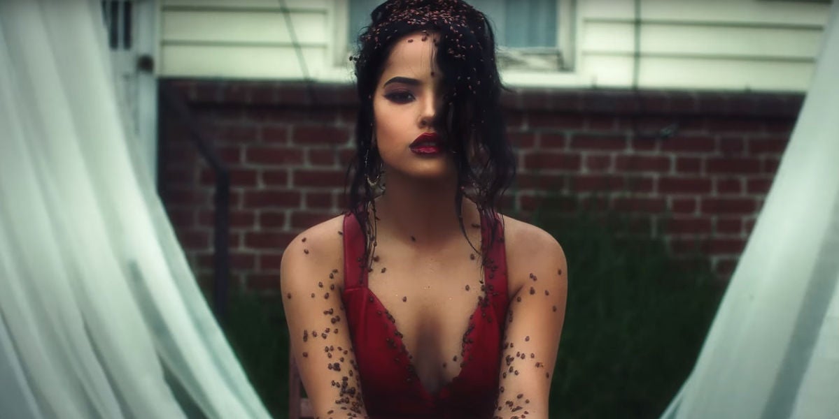 Becky G en el vídeo de 'Secrets'