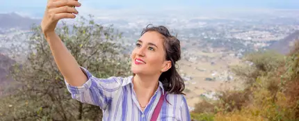 Mujer sacando un selfie Mujer sacando un selfie