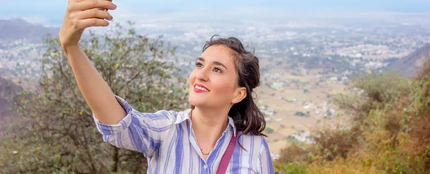 Mujer sacando un selfie Mujer sacando un selfie