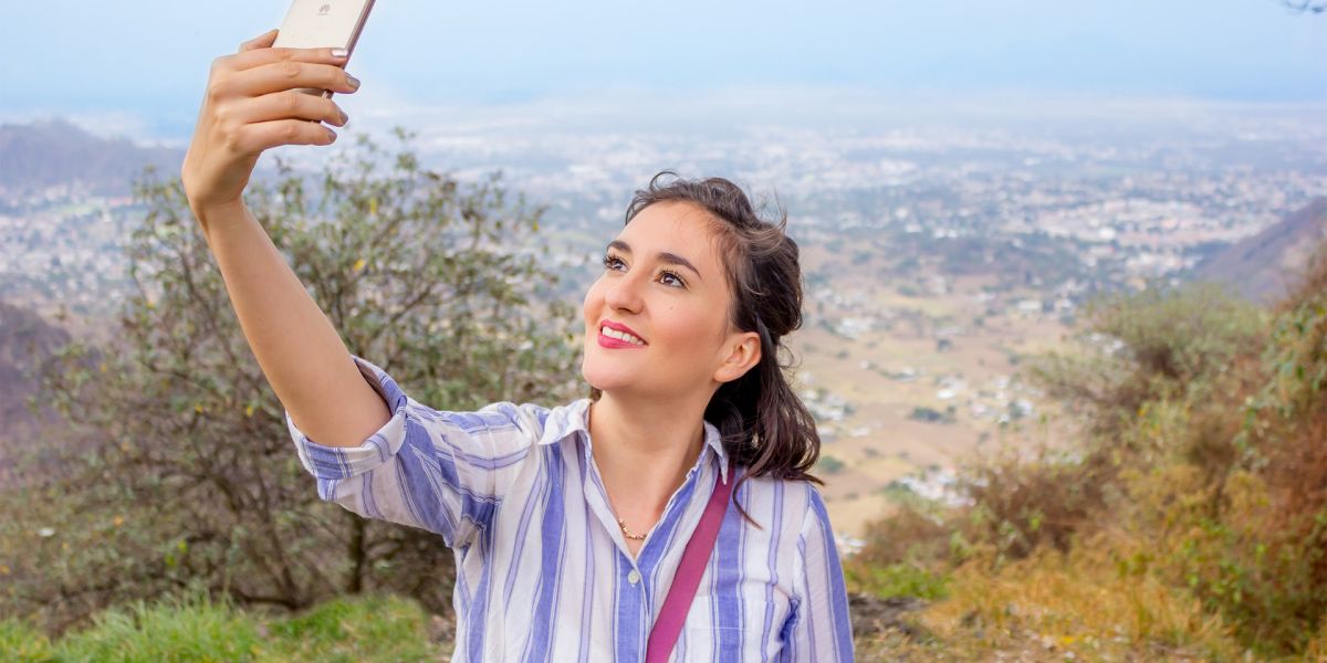 Mujer sacando un selfie