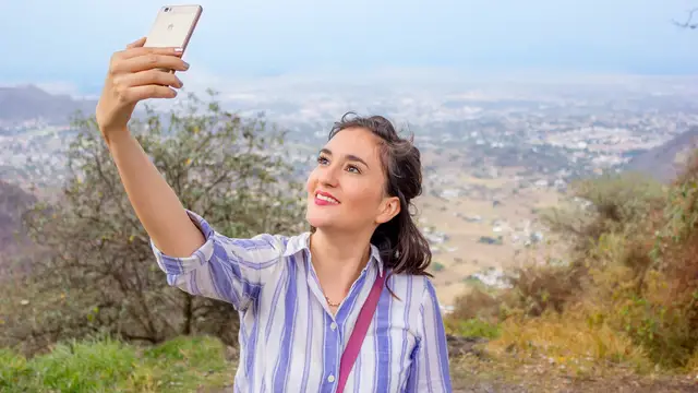 Mujer sacando un selfie