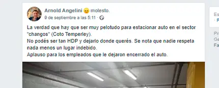 Post que muestra el coche aparcado rodeado de carritos Post que muestra el coche aparcado rodeado de carritos