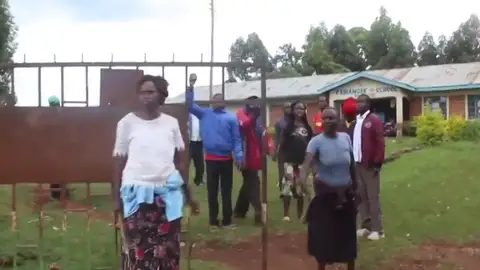Padres manifestándose a las puertas del colegio donde acudía la menor Padres manifestándose a las puertas del colegio donde acudía la menor