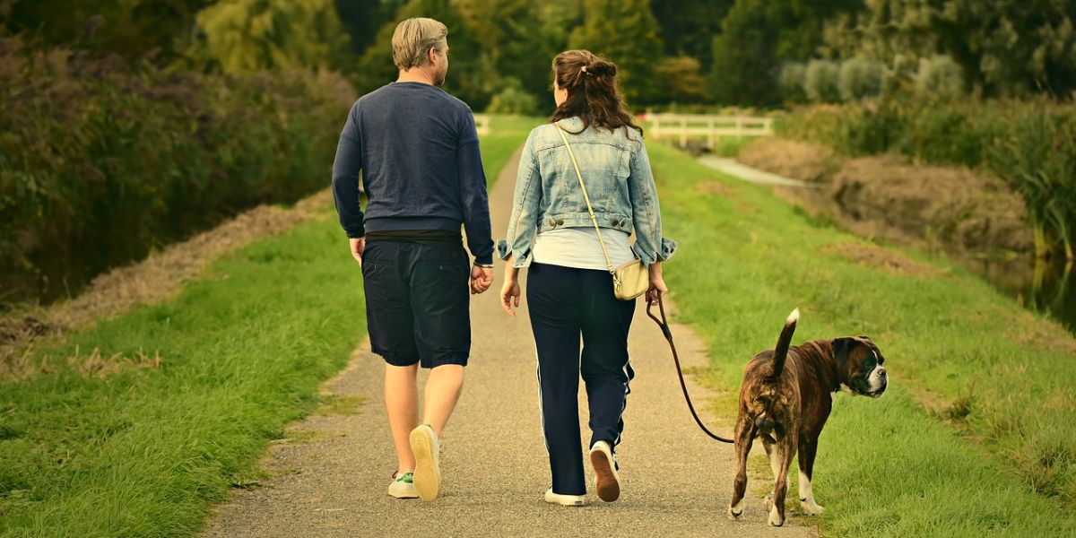 Pareja paseando en un entorno rural