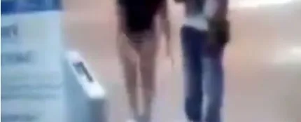 Se desnuda para demostrar que no ha robado Se desnuda para demostrar que no ha robado