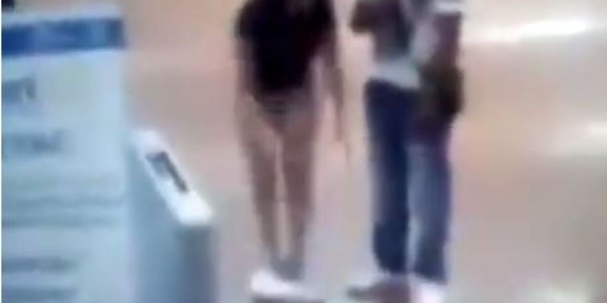 Se desnuda para demostrar que no ha robado