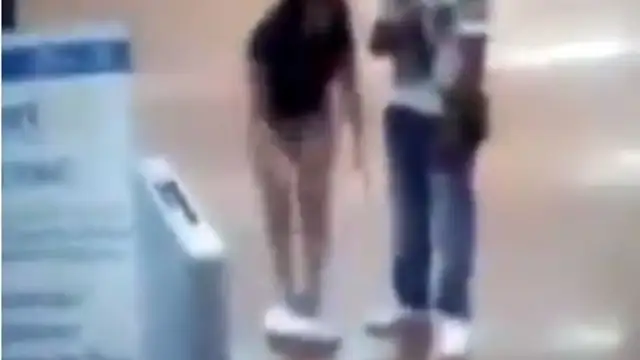 Se desnuda para demostrar que no ha robado