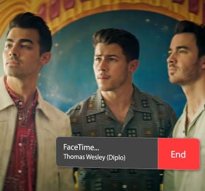 Jonas Brothers llamando a Diplo en 'Lonely' Jonas Brothers llamando a Diplo en 'Lonely'