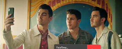Jonas Brothers llamando a Diplo en 'Lonely' Jonas Brothers llamando a Diplo en 'Lonely'