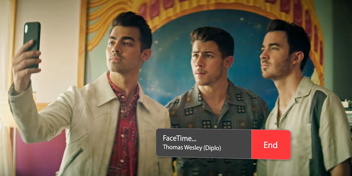 Jonas Brothers llamando a Diplo en 'Lonely'
