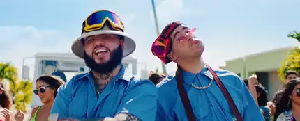 Farruko y Bad Bunny en el videoclip de 'La Cartera' Farruko y Bad Bunny en el videoclip de 'La Cartera'