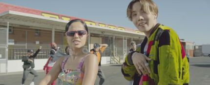 Becky G y j-hope de BTS en el videoclip de &#39;Chicken Noodle Soup&#39;