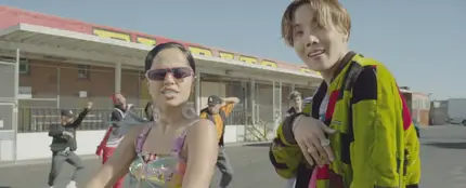 Becky G y j-hope de BTS en el videoclip de 'Chicken Noodle Soup' Becky G y j-hope de BTS en el videoclip de 'Chicken Noodle Soup'