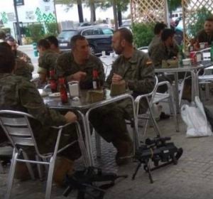 La polémica imagen de los militares tomando una cerveza con sus armas La polémica imagen de los militares tomando una cerveza con sus armas