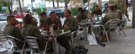 La polémica imagen de los militares tomando una cerveza con sus armas La polémica imagen de los militares tomando una cerveza con sus armas