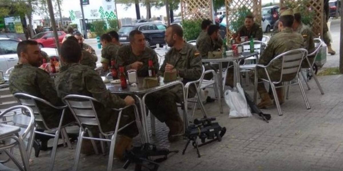 La polémica imagen de los militares tomando una cerveza con sus armas