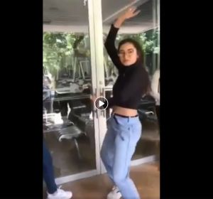 Una joven imita a Rosalía Una joven imita a Rosalía