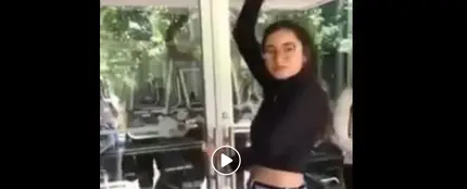 Una joven imita a Rosalía Una joven imita a Rosalía