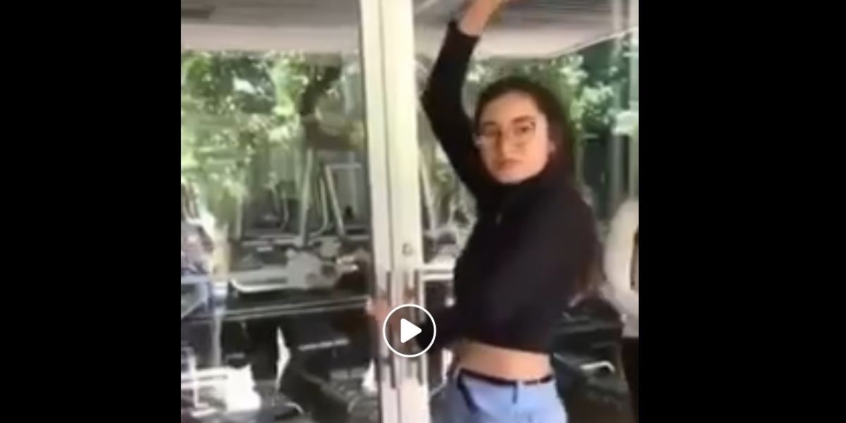 Una joven imita a Rosalía