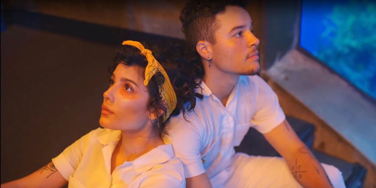 Halsey y su hermano Sevian en el vídeo de 'Clementine'