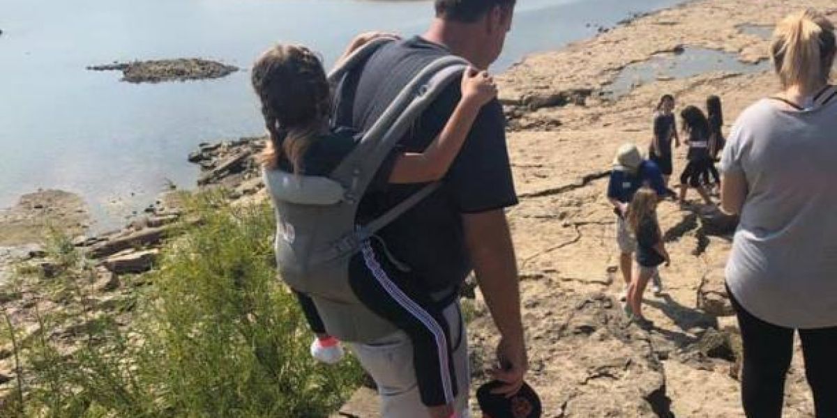 El precioso gesto de un profesor para que esta niña con espina bífida pudiera ir de excursión