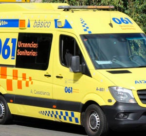 Imagen de archivo de una ambulancia en Galicia Imagen de archivo de una ambulancia en Galicia