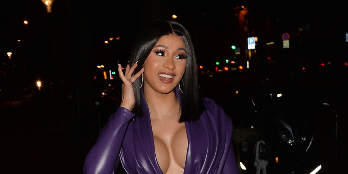 Cardi B apuesta por el cuero morado de la cabeza a los pies