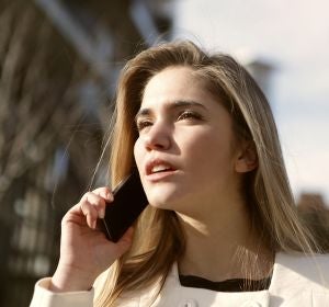Mujer hablando por teléfono Mujer hablando por teléfono
