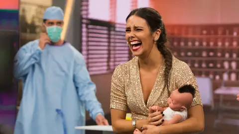 Cristina Pedroche da a luz en 'El Hormiguero 3.0' usando el 'paritorio centrífugo' Cristina Pedroche da a luz en 'El Hormiguero 3.0' usando el 'paritorio centrífugo'