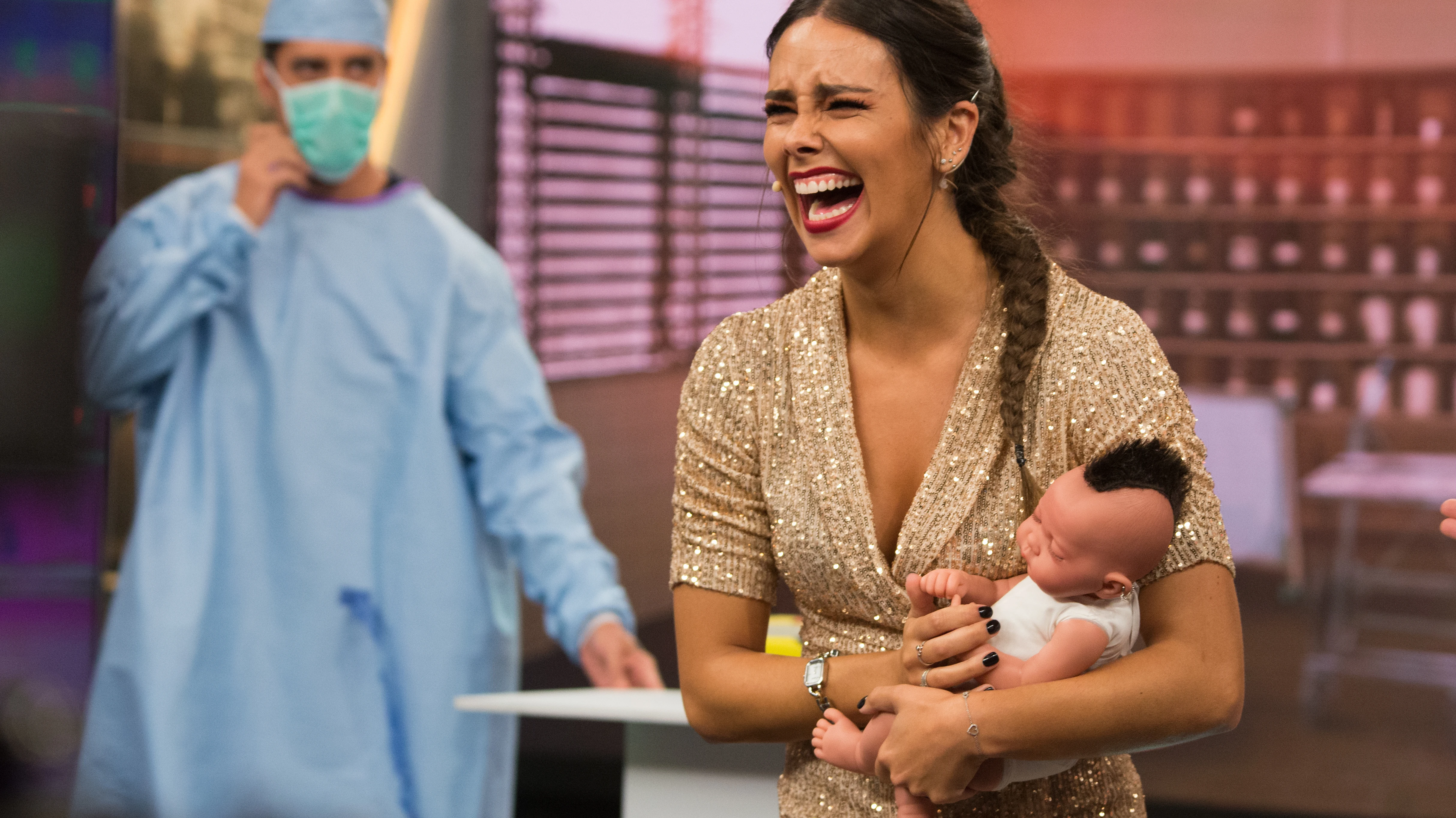 Cristina Pedroche da a luz en 'El Hormiguero 3.0' usando el 'paritorio centrífugo' Cristina Pedroche da a luz en 'El Hormiguero 3.0' usando el 'paritorio centrífugo'