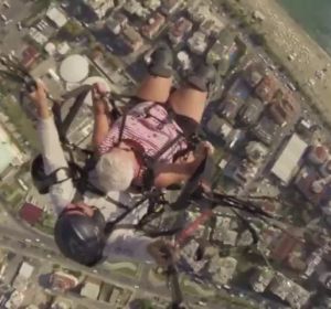 El impactante aterrizaje de emergencia de un parapente con una anciana en Turquía El impactante aterrizaje de emergencia de un parapente con una anciana en Turquía