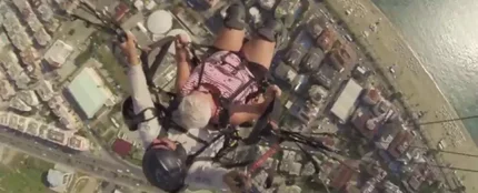 El impactante aterrizaje de emergencia de un parapente con una anciana en Turquía El impactante aterrizaje de emergencia de un parapente con una anciana en Turquía