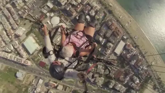 El impactante aterrizaje de emergencia de un parapente con una anciana en Turquía