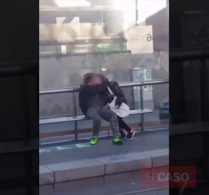 Graban a una pareja practicando sexo en una estación de tranvía en Barcelona a plena luz del día Graban a una pareja practicando sexo en una estación de tranvía en Barcelona a plena luz del día